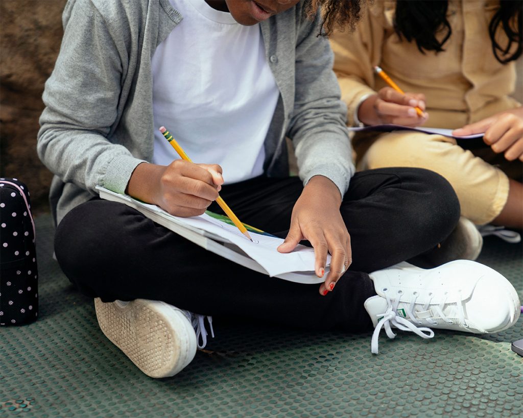 Niños realizando ejercicios para dificultades de aprendizaje en Granada